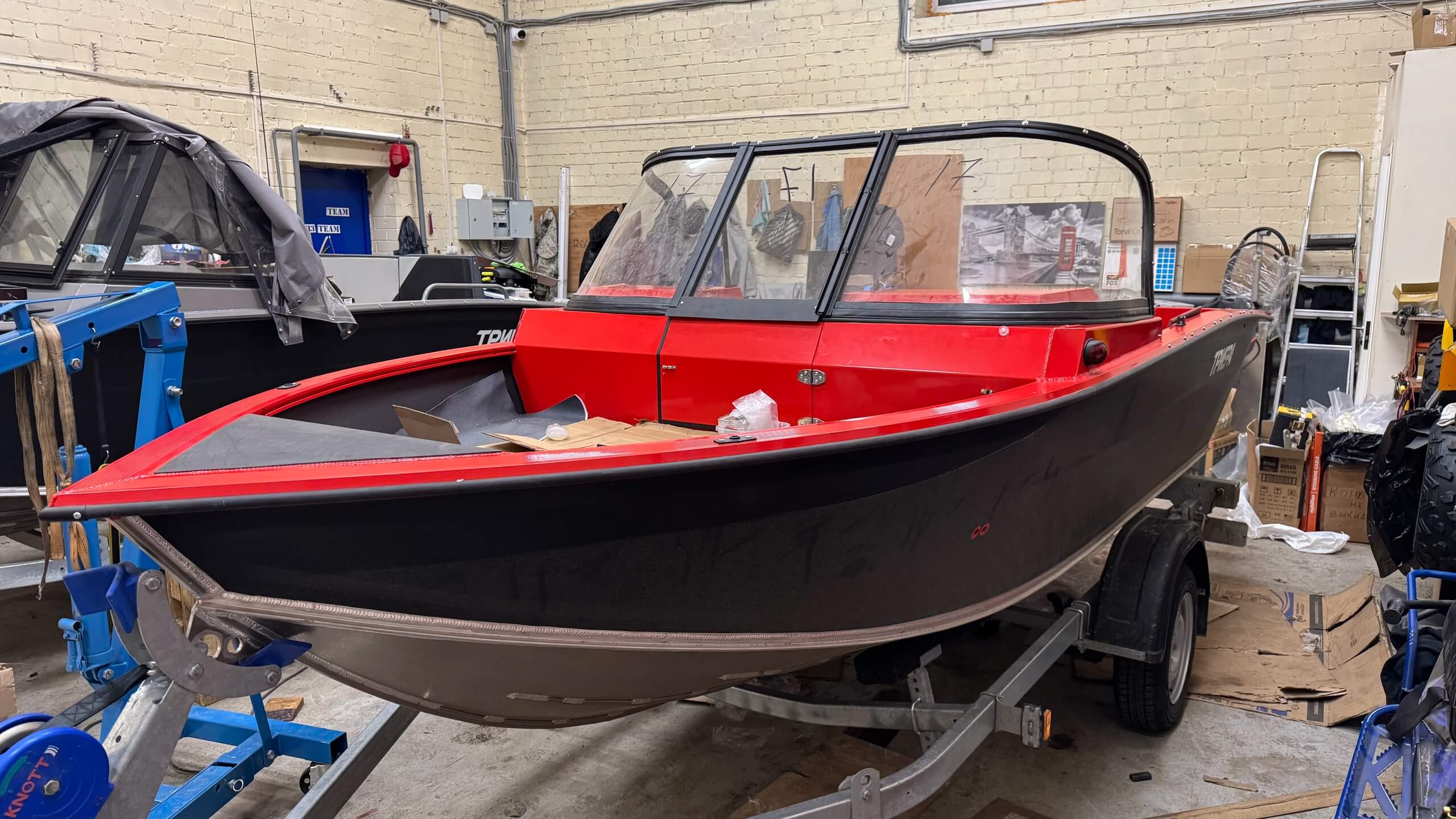 Тент ТРИЕРА 460 Фиш (каленое стекло, скругленная рамка) с 2025г.